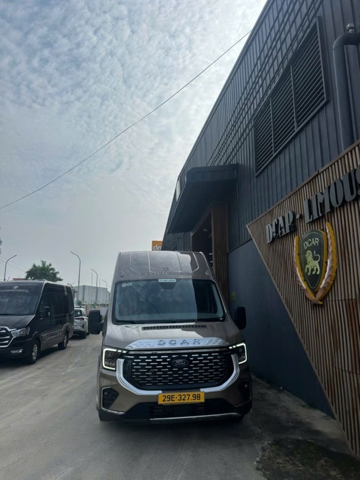 Xe Newstar Travel Mặt trước xe Limousine 11 chỗ