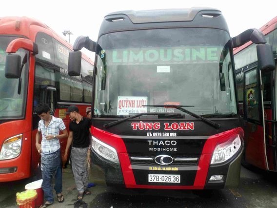 Xe Tùng Loan Mặt trước xe Limousine giường phòng 34 chỗ
