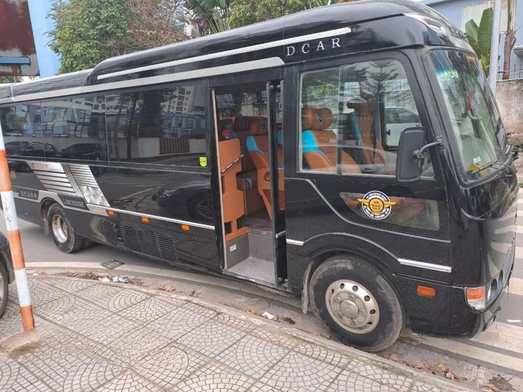 Xe Daily Limousine Bên hông xe 