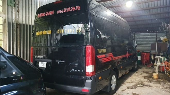 Xe Hương Giang Limousine Mặt sau xe Bên hông xe Limousine 9 chỗ VIP