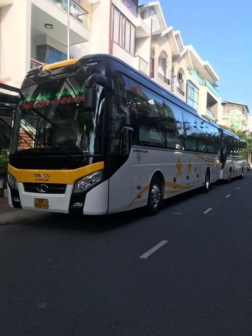 Xe Hải Sơn Mặt trước xe Bên hông xe Limousine giường phòng 20 chỗ 