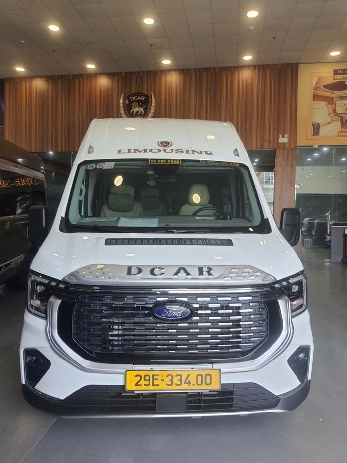 Xe Online Travel Limousine Mặt trước xe Limo 10 ghế