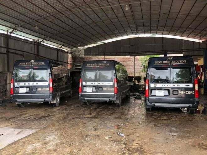 Xe Minh Hiếu Limousine Mặt sau xe Limousine 9 chỗ VIP