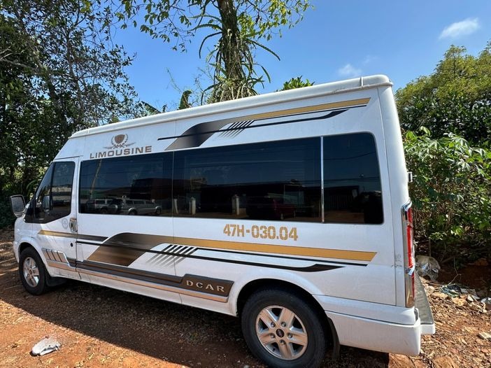 Xe Lovabus Bên hông xe Limousine 9 chỗ