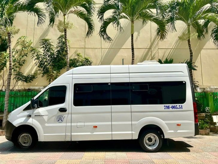 Xe VietNam Explore Bên hông xe Limousine 11 chỗ 