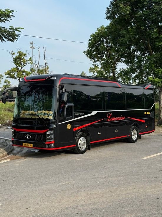 Xe Minh Châu Limousine Bên hông xe Limousine 22 chỗ
