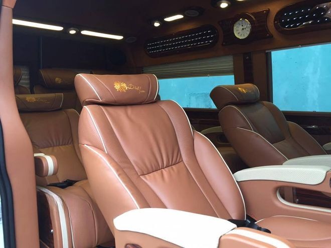 Xe Cúc Tùng Ghế ngồi Tiện ích Nội thất Limousine 11 chỗ