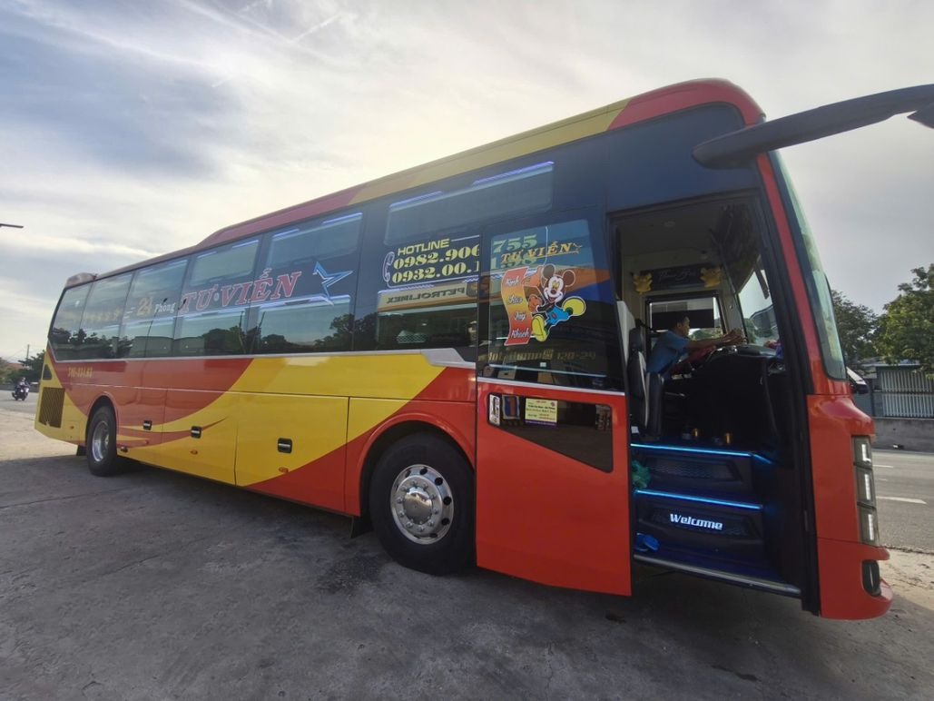 Xe Tư Viễn Bên hông xe 24 cabin VIP