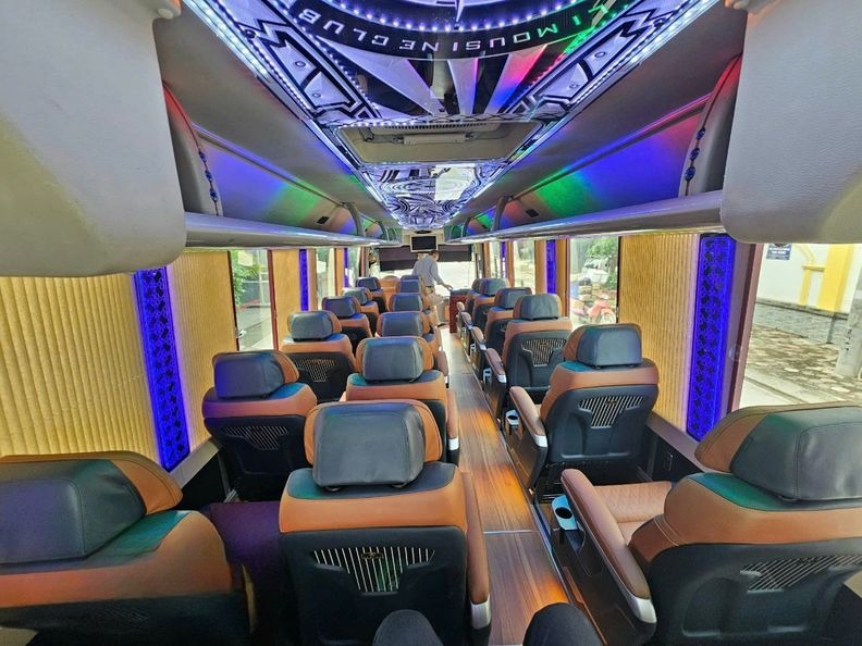 Xe Anh Huy Đất Cảng Tiện ích Nội thất Limousine 21 chỗ