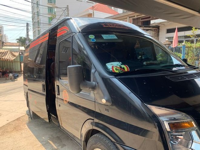Xe Lovabus Mặt trước xe Bên hông xe Limousine 9 chỗ
