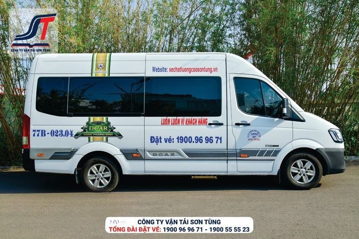 Xe Sơn Tùng Bên hông xe Limousine 9 chỗ