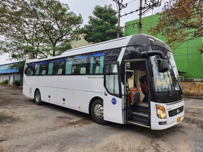 Xe Hoàng Phương Limousine (Hải Phòng) Mặt trước xe Bên hông xe Mặt sau xe Limousine 27 chỗ