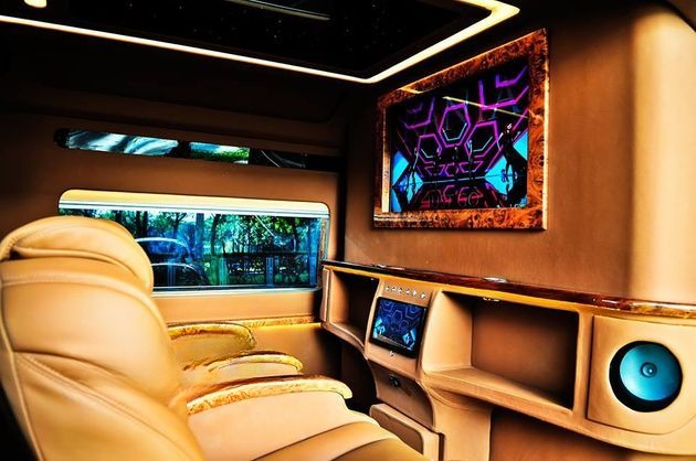 Limousine 9 chỗ VIP Phương Nguyên Limousine