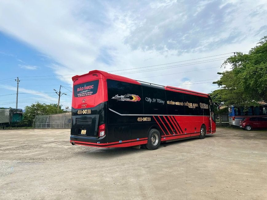 Xe Bảo Ngọc (Đà Nẵng) Mặt sau xe Bên hông xe Limousine 34 phòng VIP