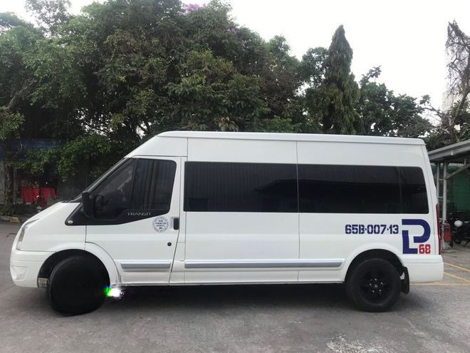 Xe Lovabus Bên hông xe Limousine 9 chỗ VIP