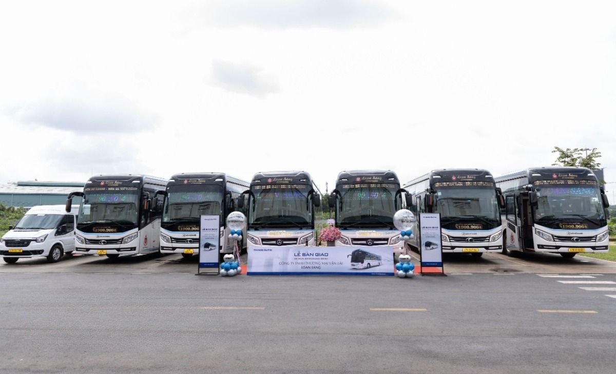 Xe Loan Sáng Mặt trước xe Limousine 22 phòng (WC)