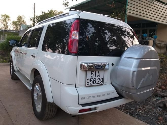 Xe Thủy Hà Linh Mặt sau xe Bên hông xe Fortuner 7 chỗ