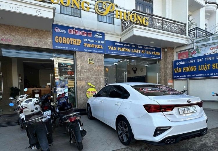 Xe Lovabus Mặt sau xe Bên hông xe Kia Cerato 4 Ghế