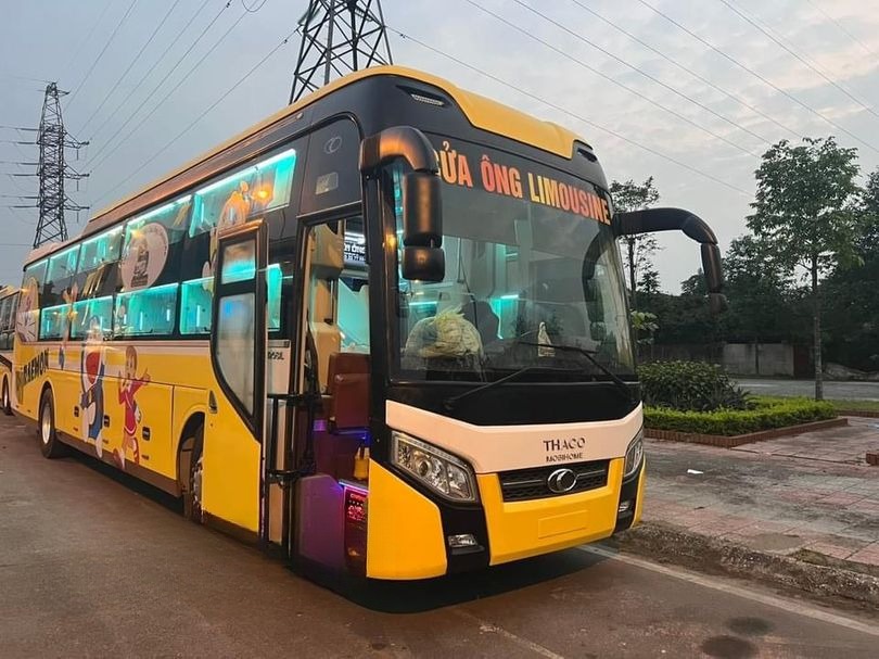 Xe Cửa Ông Limousine Mặt trước xe Limousine giường nằm 34 chỗ