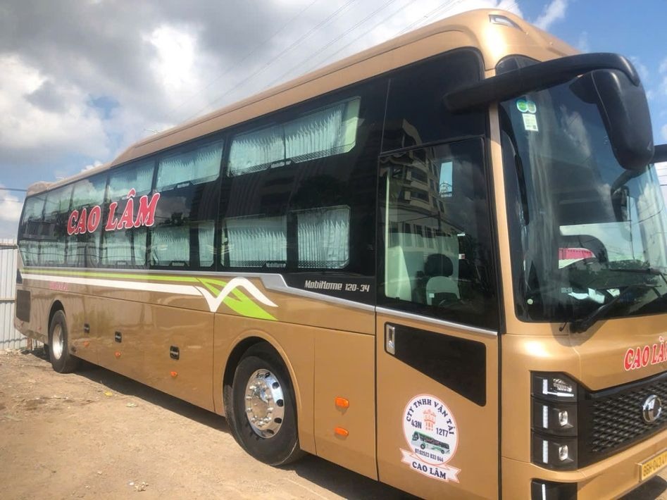 Xe Cao Lâm Mặt trước xe Bên hông xe Limousine 34 phòng