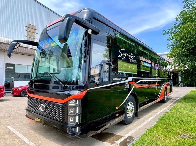 Xe Hải Hà Limousine Bên hông xe Mặt trước xe Limousine giường đôi 24 phòng