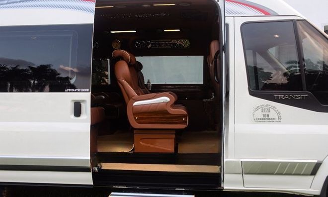 Xe Pumpkin Limousine Bên hông xe Limousine 9 chỗ VIP