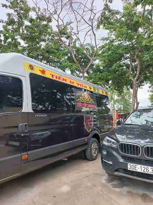 Xe Tiến Tiến Bên hông xe Limousine 11 chỗ