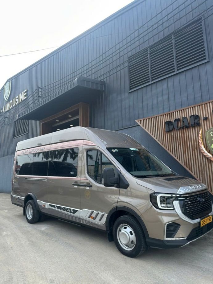 Xe Newstar Travel Mặt trước xe Limousine 9 chỗ