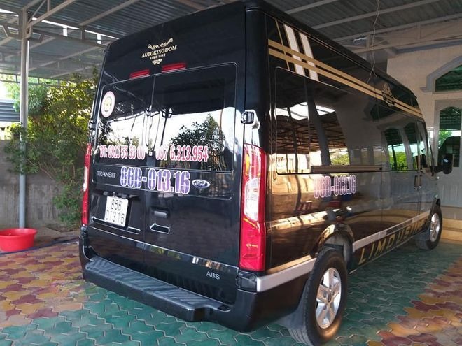 Xe Thủy Hà Linh Mặt sau xe Limousine 11 chỗ