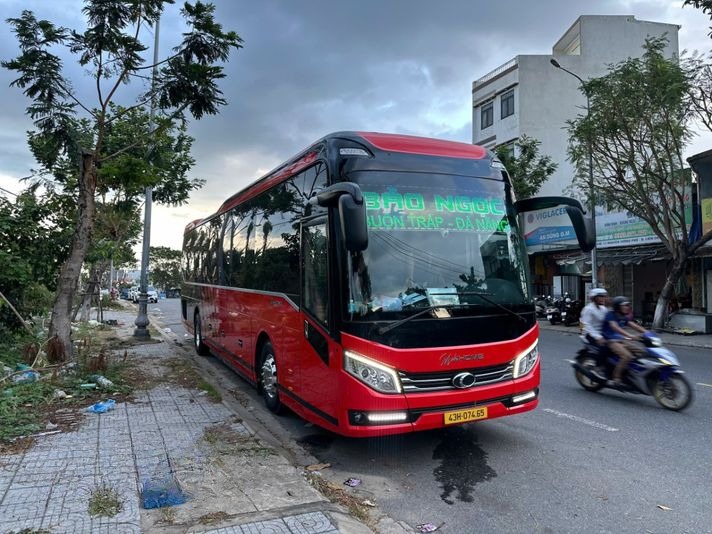 Xe Bảo Ngọc (Đà Nẵng) Mặt trước xe Bên hông xe Limousine giường phòng 24 chỗ