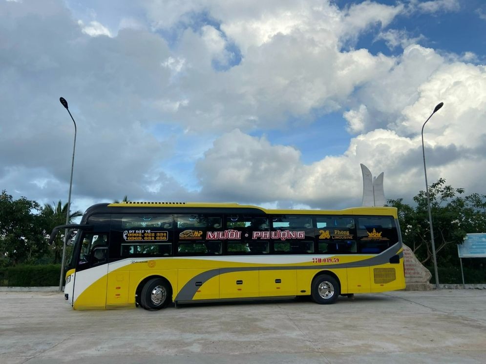 Xe Mười Phượng Bên hông xe Limousine 24 Phòng Đôi