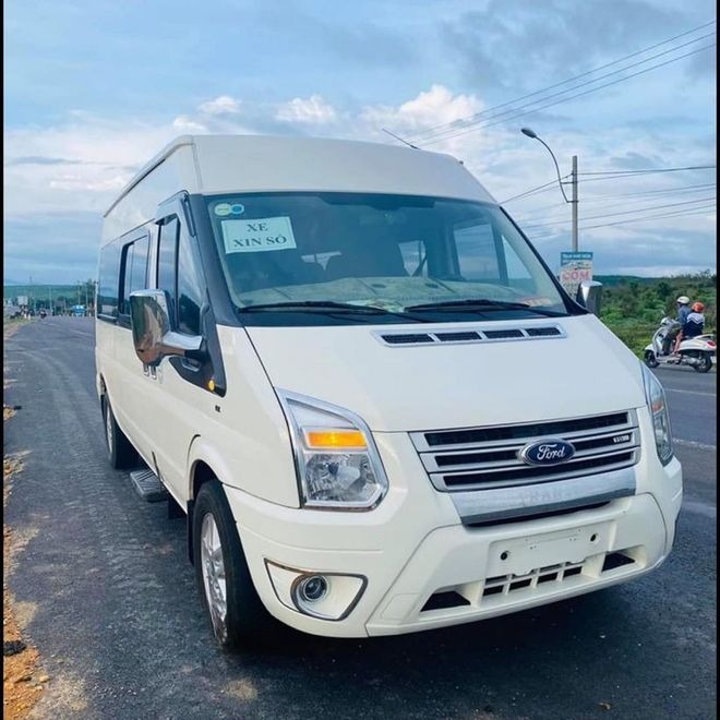 Xe Lovabus Mặt trước xe Limousine 9 chỗ VIP