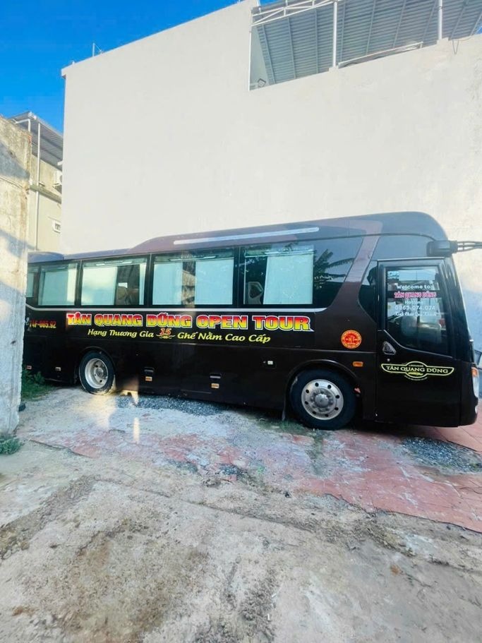 Xe Tân Quang Dũng Limousine Bên hông xe Limousine 15 chỗ