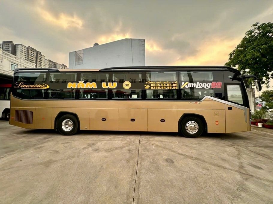 Xe Năm Lu  Bên hông xe Limousine 34 Phòng 
