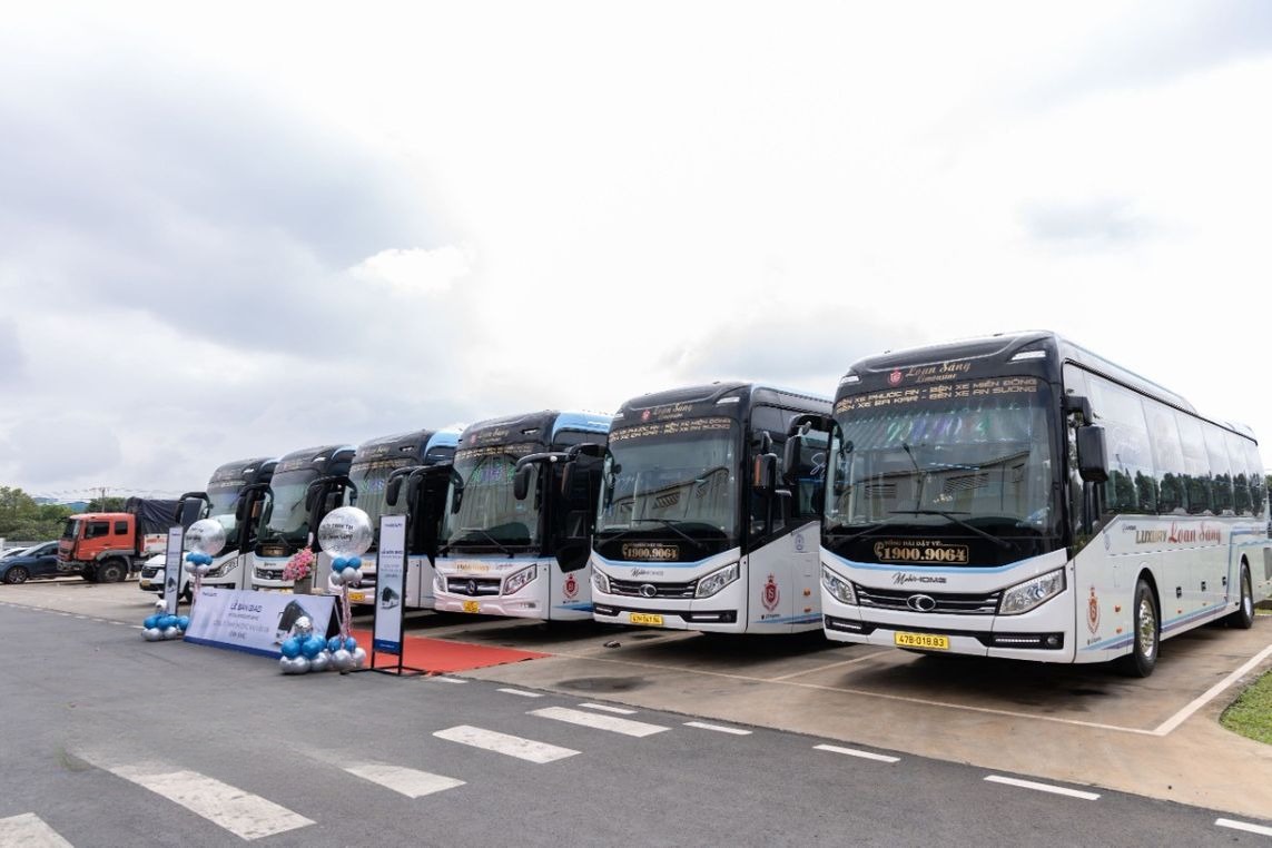 Xe Loan Sáng Mặt trước xe Limousine 22 phòng (WC)