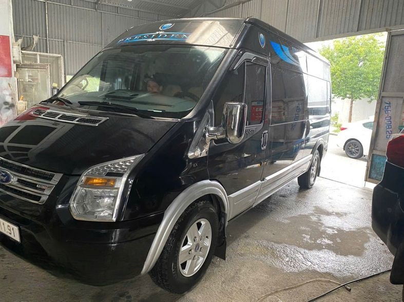 Xe Dũng Car Mặt trước xe Bên hông xe Limousine 9 chỗ