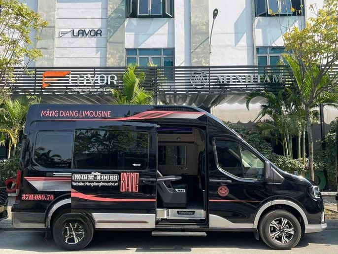 Xe Măng Diang Limousine Bên hông xe Limousine 9 chỗ
