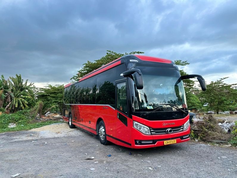 Xe Bảo Ngọc (Đà Nẵng) Mặt trước xe Bên hông xe Limousine giường phòng 24 chỗ