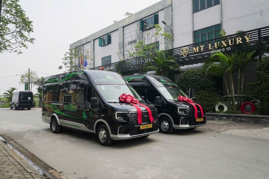 Xe Thành An Limousine Bên hông xe Xe Limousine 11 chỗ