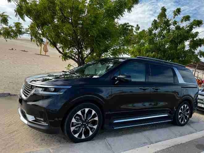 Xe Hoàng Vũ Limousine Bên hông xe Kia Carnival 6 chỗ vip