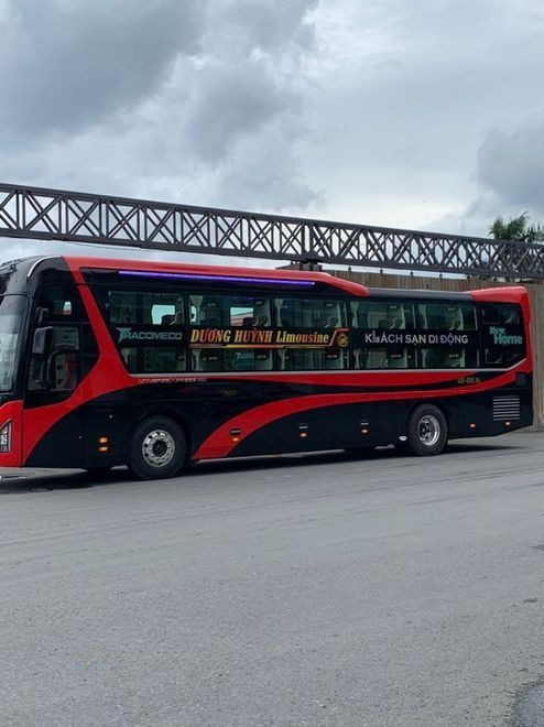 Xe Lovabus Bên hông xe Limousine 34 phòng