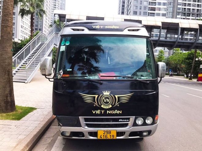 Xe Việt Ngân Luxury Limousine Mặt trước xe Limousine 13 chỗ VIP