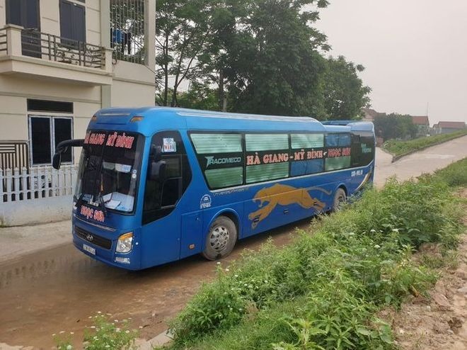 Xe Ngọc Sơn (Hà Giang) Bên hông xe Giường nằm 44 chỗ