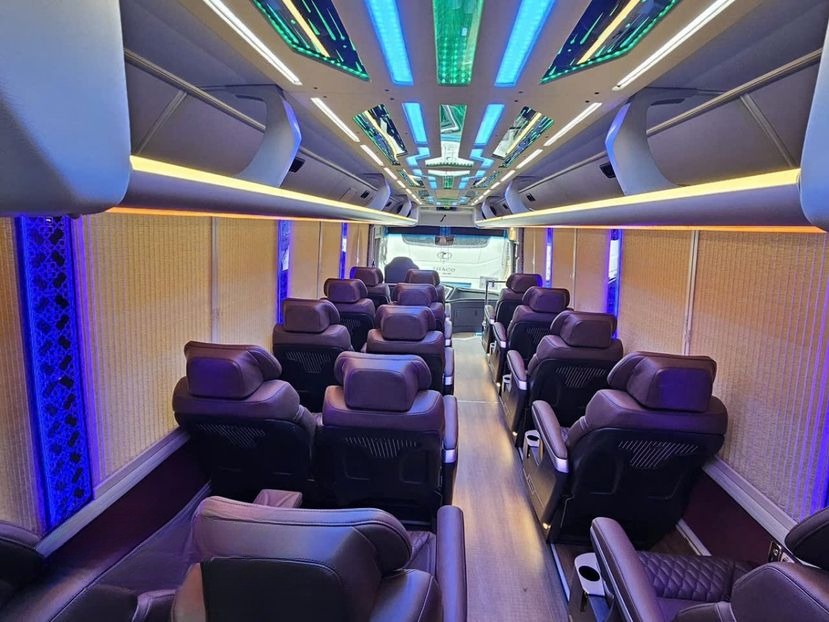 Xe Lovabus Tiện ích Nội thất Limousine 19 chỗ