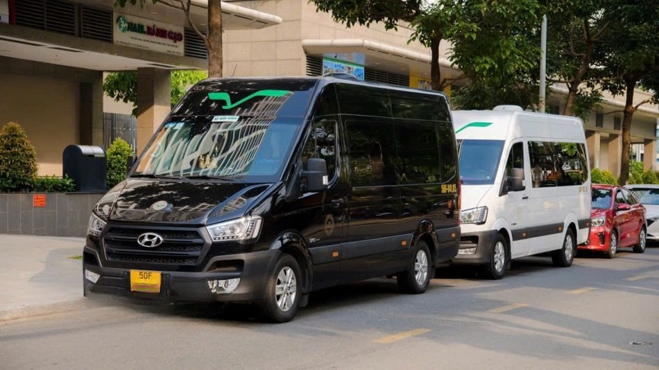 Xe Vie Limousine Mặt trước xe Bên hông xe Limousine 9 chỗ