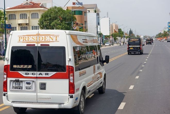 Xe Saco Travel Mặt sau xe Limousine 9 chỗ