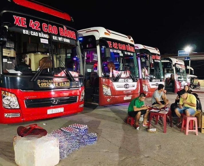 Xe Bốn Hai Mặt trước xe Cabin 24 giường