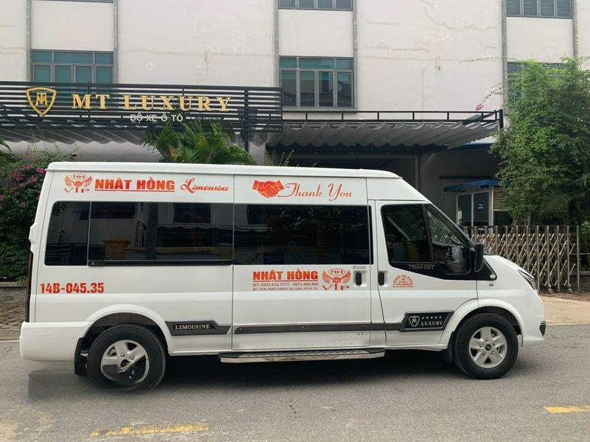 Xe Nhật Hồng Limousine Bên hông xe Limousine 9 chỗ VIP