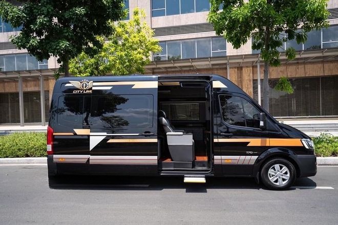 Xe Lovabus Bên hông xe Limousine 11 chỗ