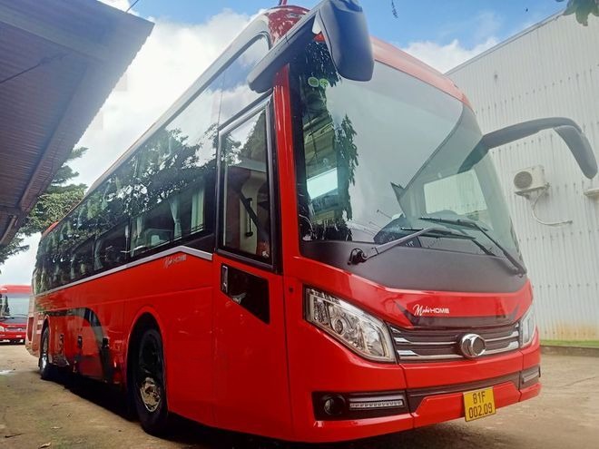 Xe Việt Tân - Đà Lạt Mặt trước xe Bên hông xe Giường nằm Limousine 34 chỗ